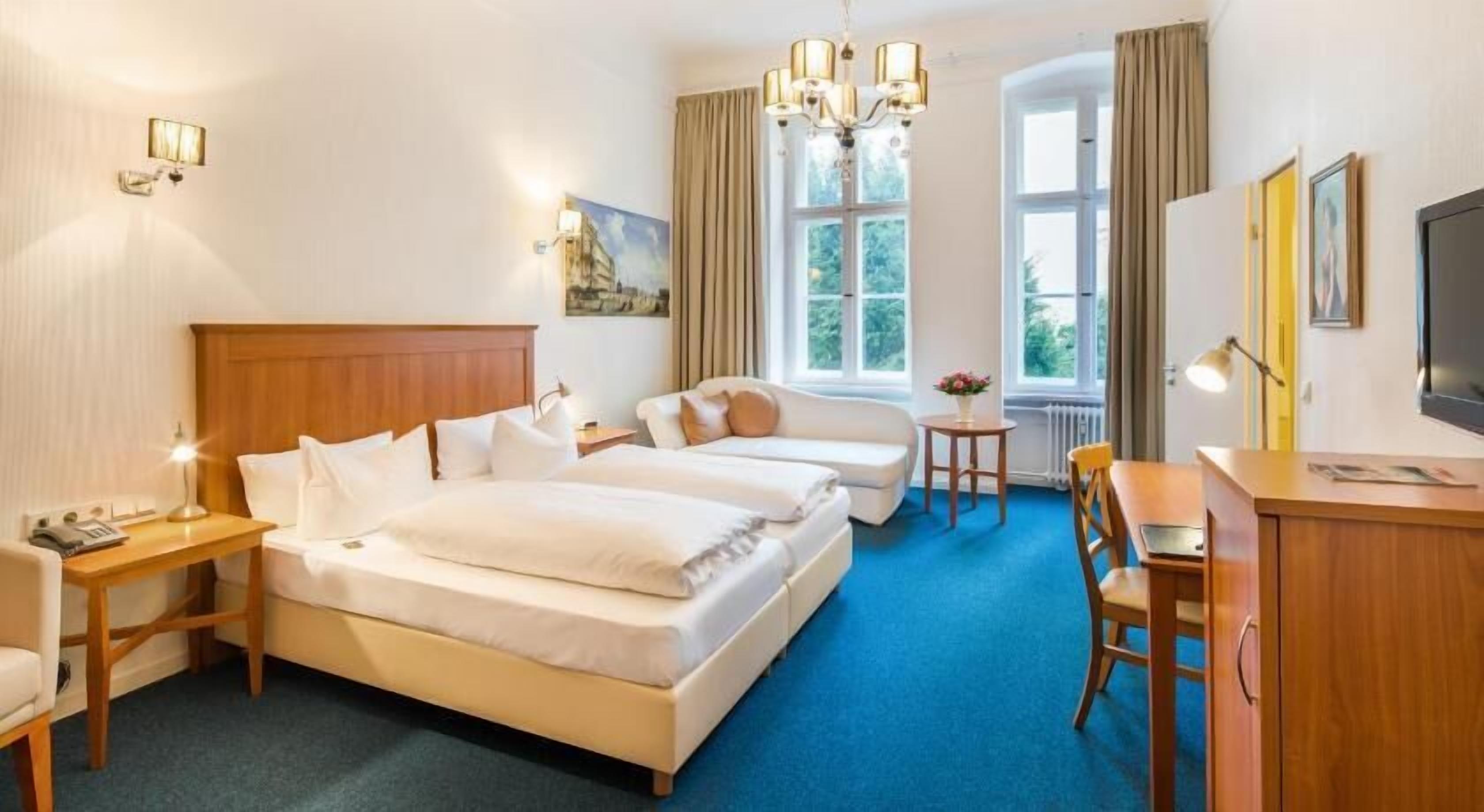 Ropa de cama hipoalergénica, camas con pillow-top y minibar 