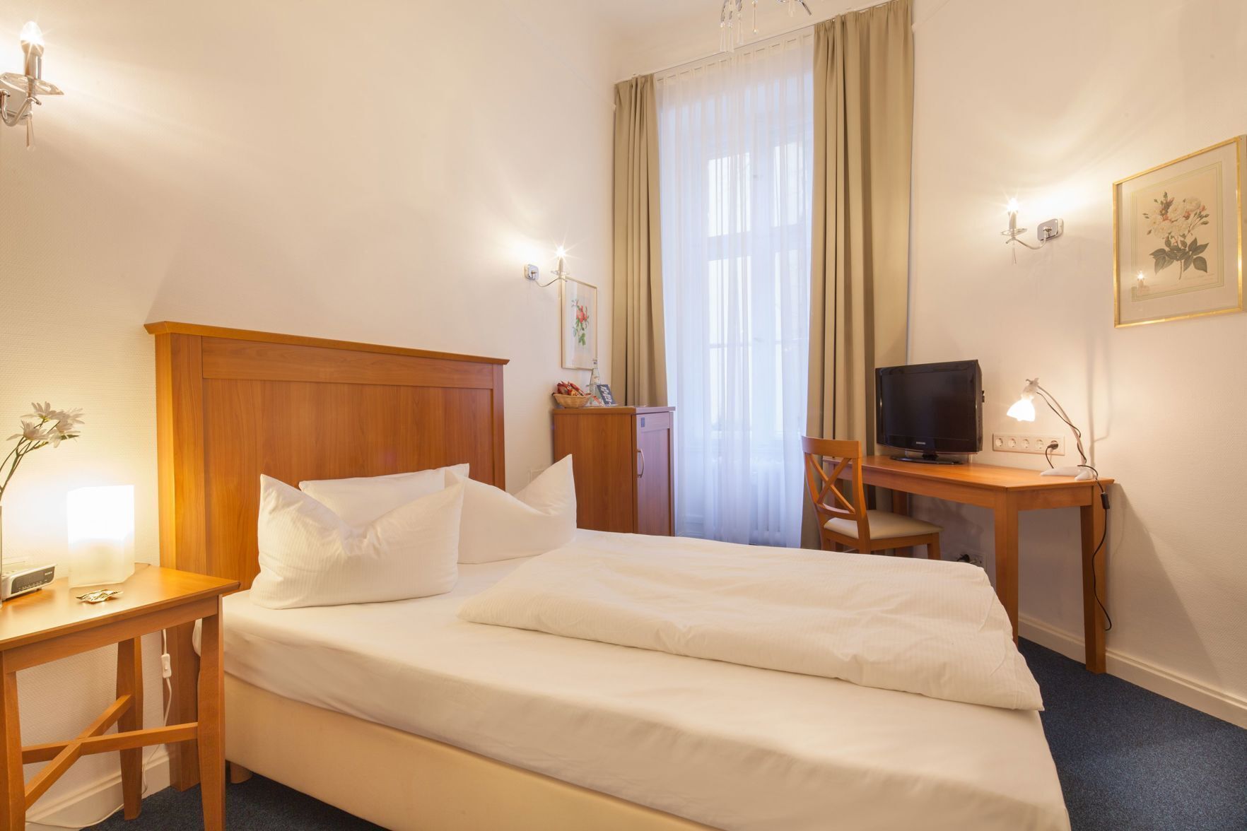 Ropa de cama hipoalergénica, camas con pillow-top y minibar 