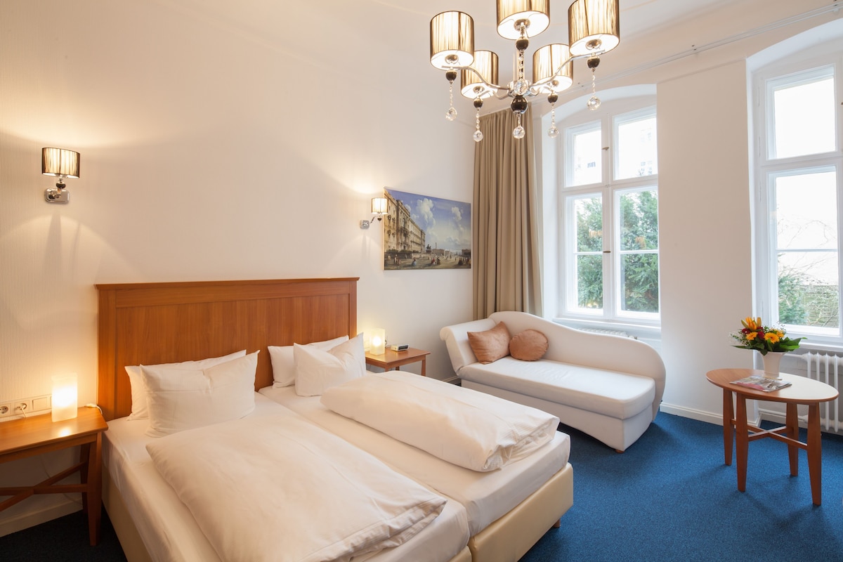 Ropa de cama hipoalergénica, colchones con pillow-top y minibar 