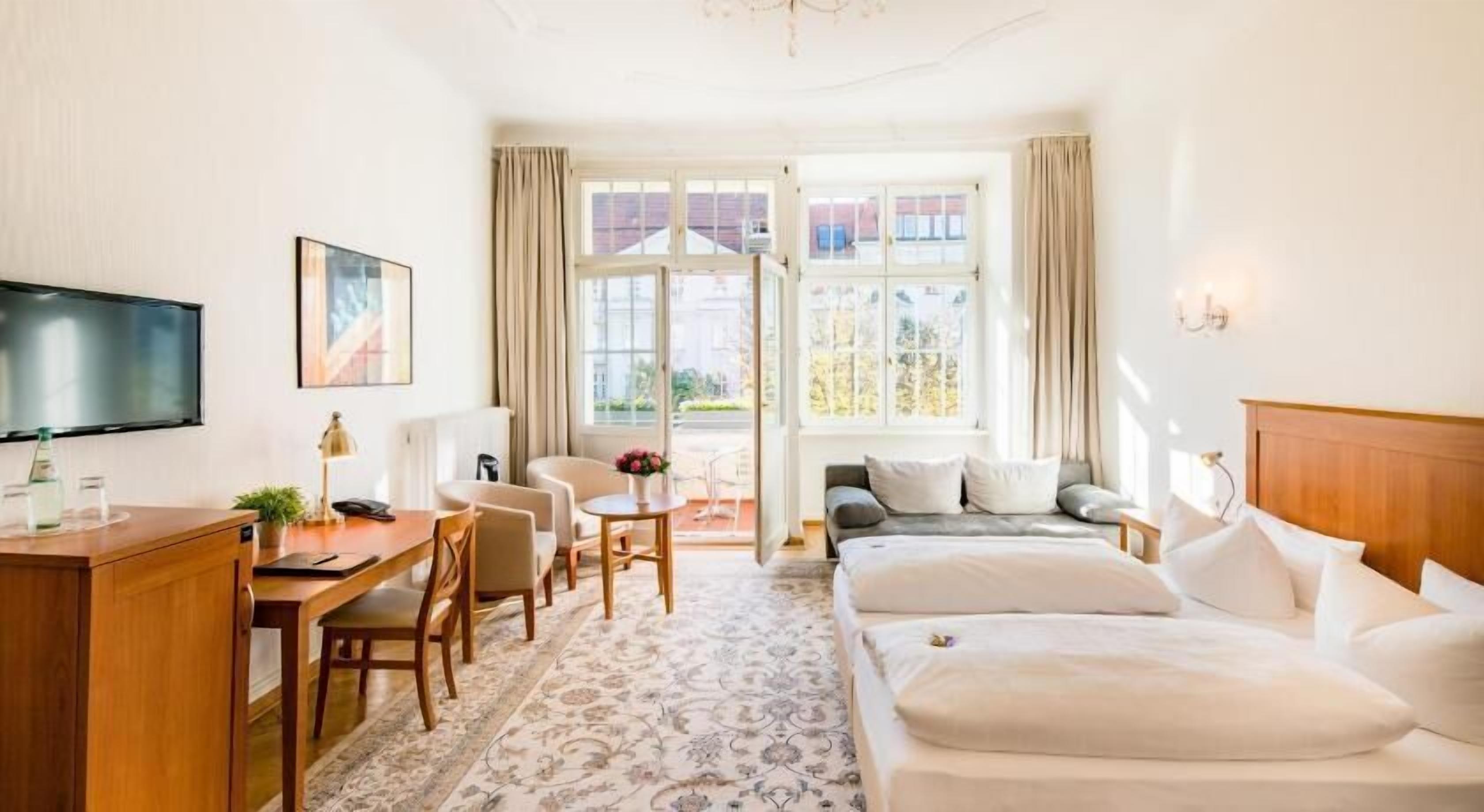 Ropa de cama hipoalergénica, camas con pillow-top y minibar 