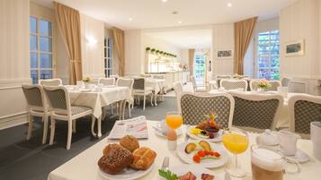 Se ofrece un desayuno bufé (17 EUR por persona)