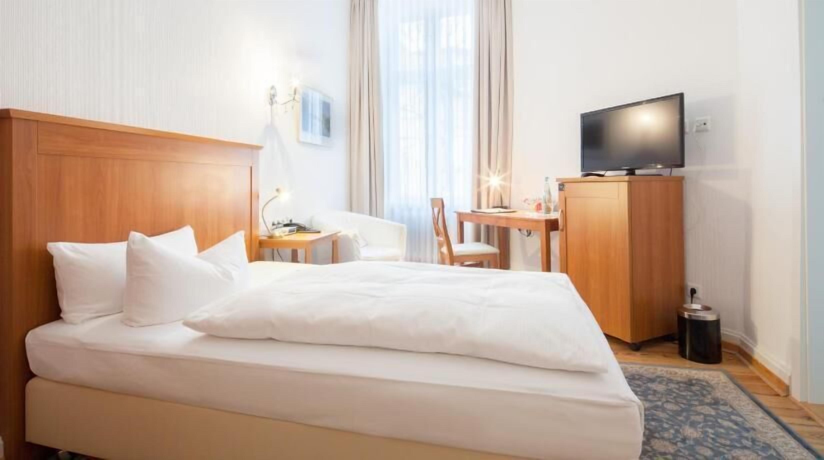 Ropa de cama hipoalergénica, camas con pillow-top y minibar 