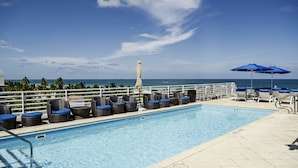 Outdoor pool - Congress Suites at the Strand (Miami Beach)