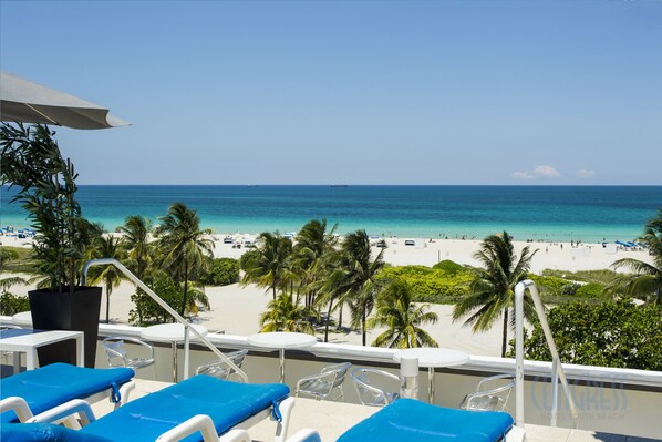 Outdoor pool - Congress Suites at the Strand (Miami Beach)
