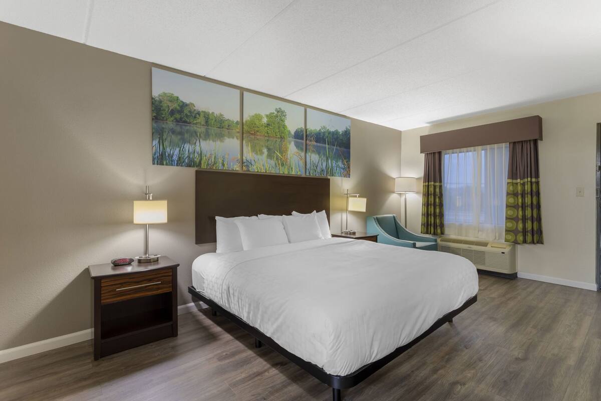 1 bedroom, desk, laptop workspace, blackout drapes