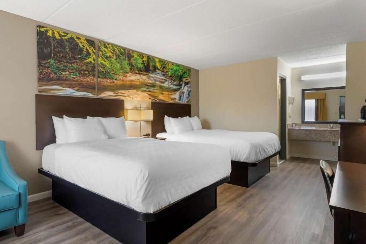 1 bedroom, desk, laptop workspace, blackout drapes