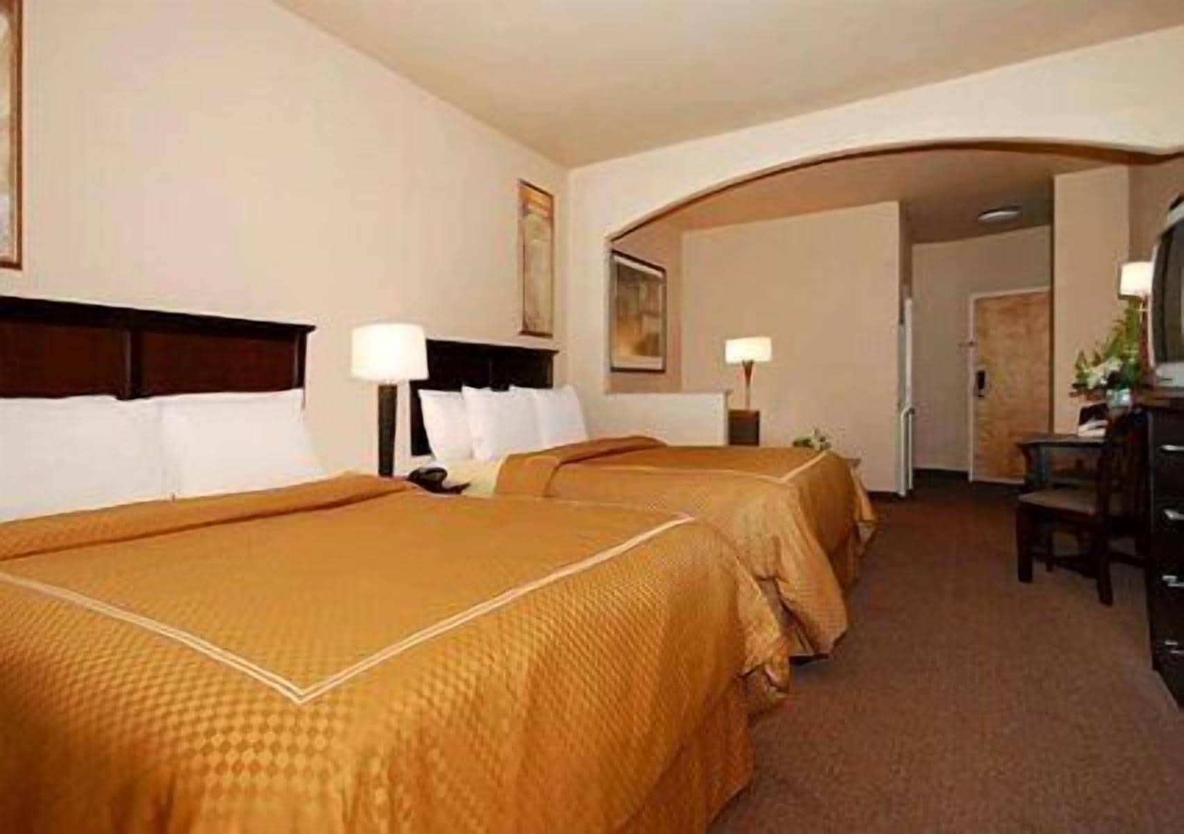 suite, non smoking | desk, iron/ironing board, free cots/infant beds, free wifi