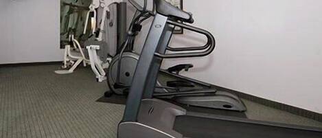 Un gimnasio con cintas de correr y elípticas.