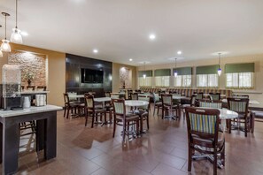 Free buffet breakfast  - Comfort Suites Georgetown (Georgetown)