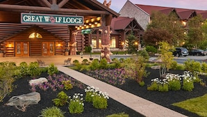 A log cabin-style building with a sign reading "Great Wolf Lodge". - Great Wolf Lodge Pocono Mountains, PA (Scotrun)
