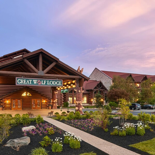 Un edificio de estilo cabaña de madera con un letrero que dice 'Great Wolf Lodge'.