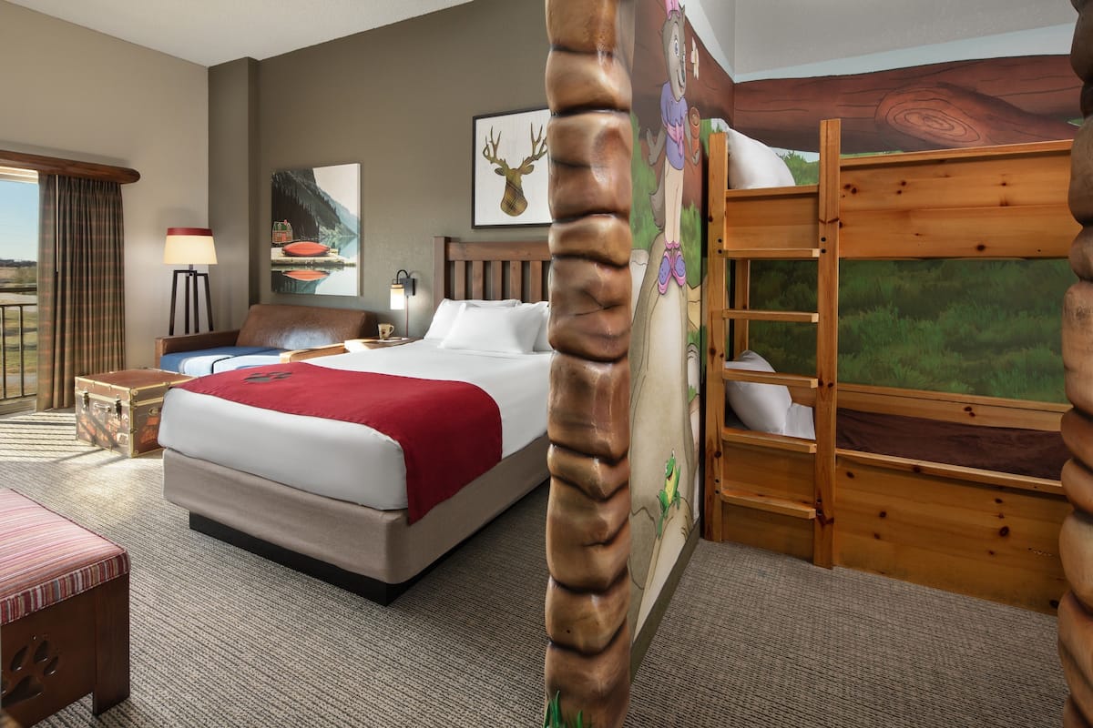 Wolf Den - Water Park Included | In-room safe, iron/ironing board, Internet, bed sheets
