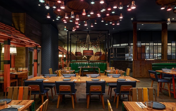 7 restaurants, lunch, dinner served; pizza