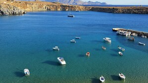Un port de plaisance avec des bateaux amarrés et une chaîne de montagnes en arrière-plan.