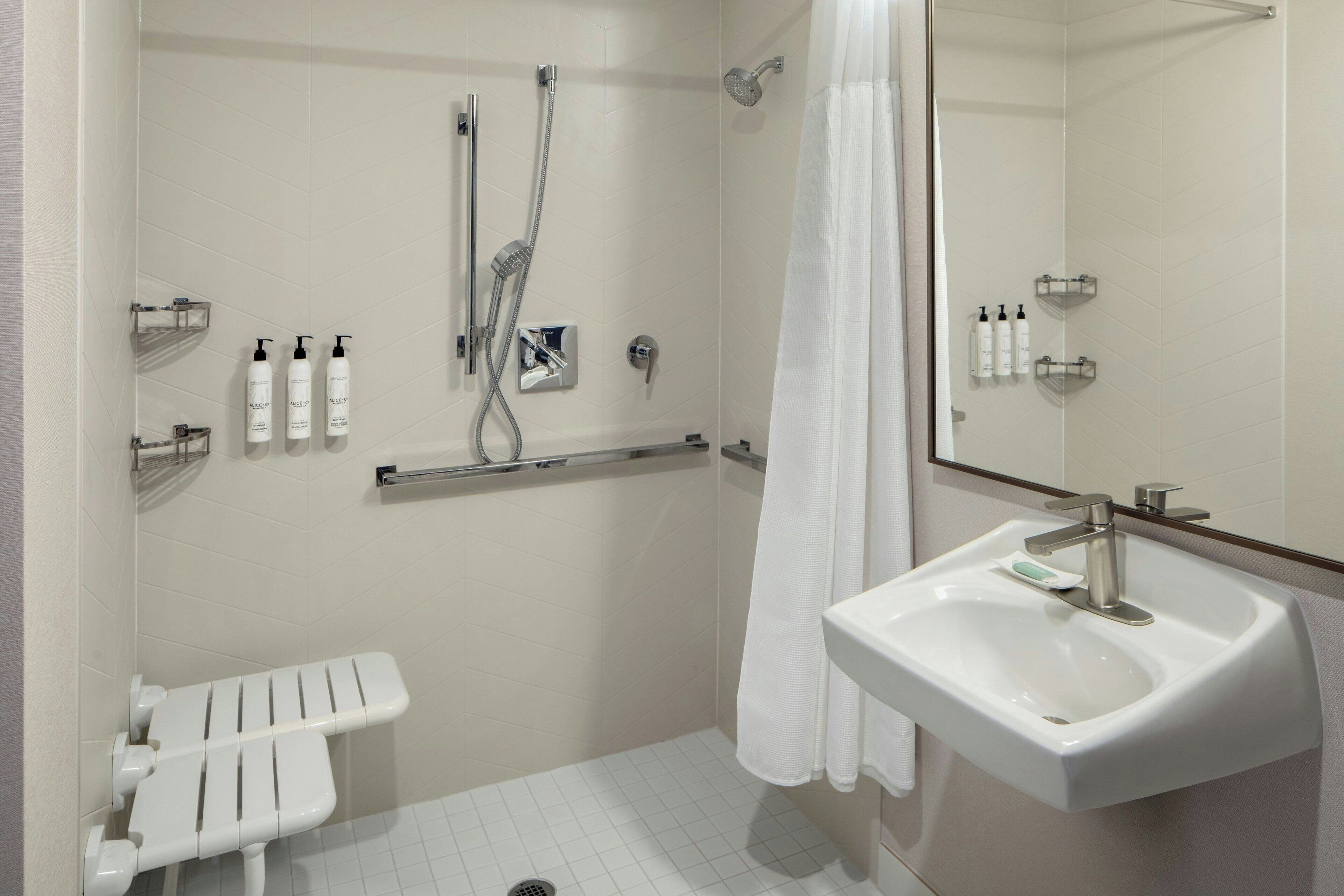 combined shower/bathtub, free toiletries, hair dryer