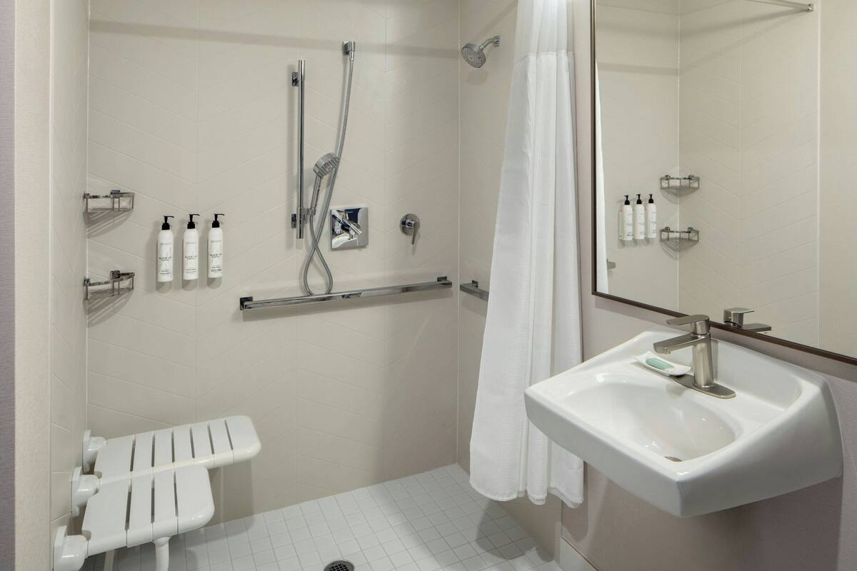 combined shower/bathtub, free toiletries, hair dryer