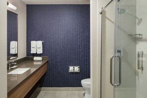 Combined shower/bathtub, free toiletries, hair dryer