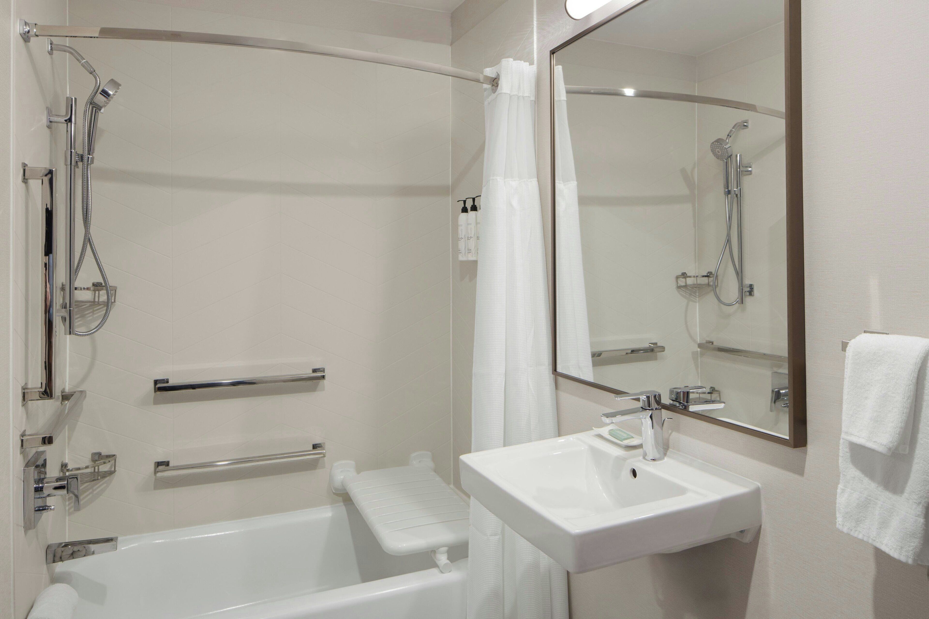 combined shower/bathtub, free toiletries, hair dryer