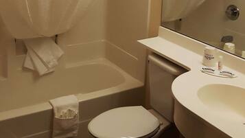 Un baño con bañera, inodoro y lavamanos.