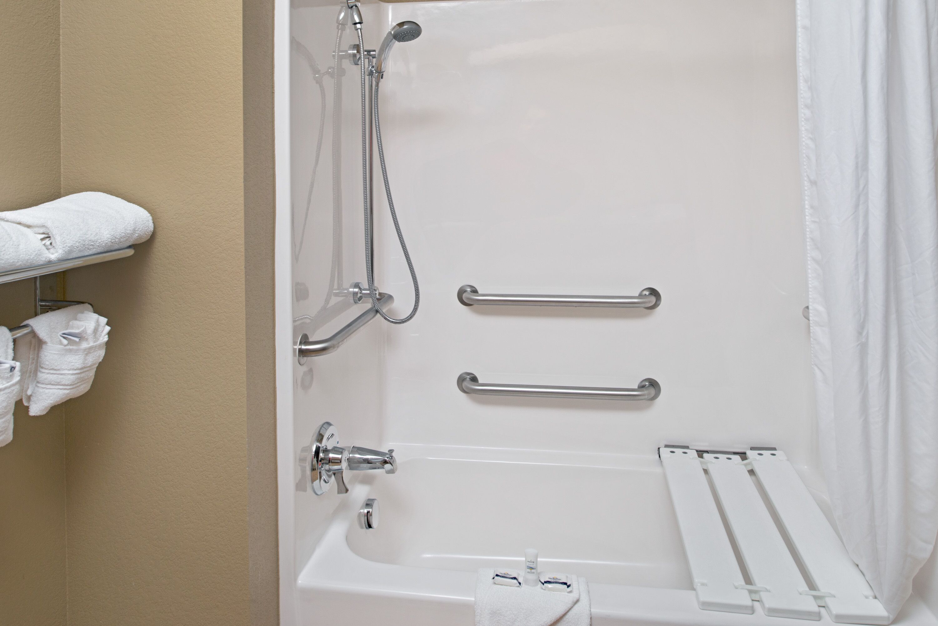 combined shower/bathtub, deep-soaking bathtub, free toiletries