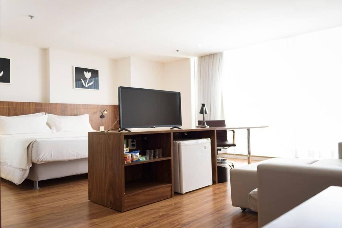 Minibar, coffres-forts dans les chambres, bureau