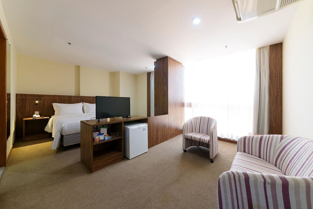 Minibar, in-room safe, desk, laptop workspace