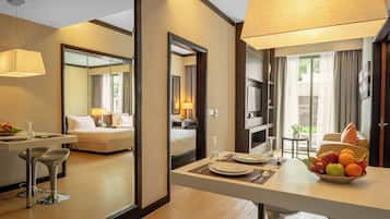 Two Bedrooms Lanai Suite | 1 間臥室、客房內保險箱、書桌、隔音