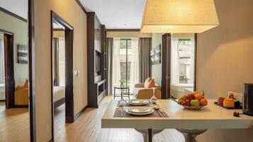 Two Bedrooms Lanai Suite | Dapur peribadi | Ketuhar gelombang mikro, ketuhar, pembakar roti