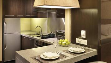 Microondas, horno, tostadora y utensilios de cocina