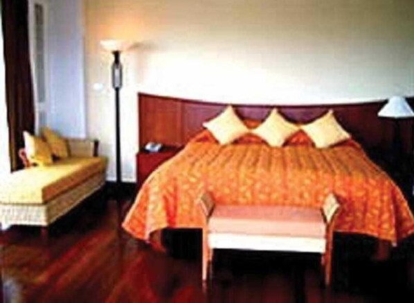 Bar mini, seterika/papan seterika, katil bayi/kot 