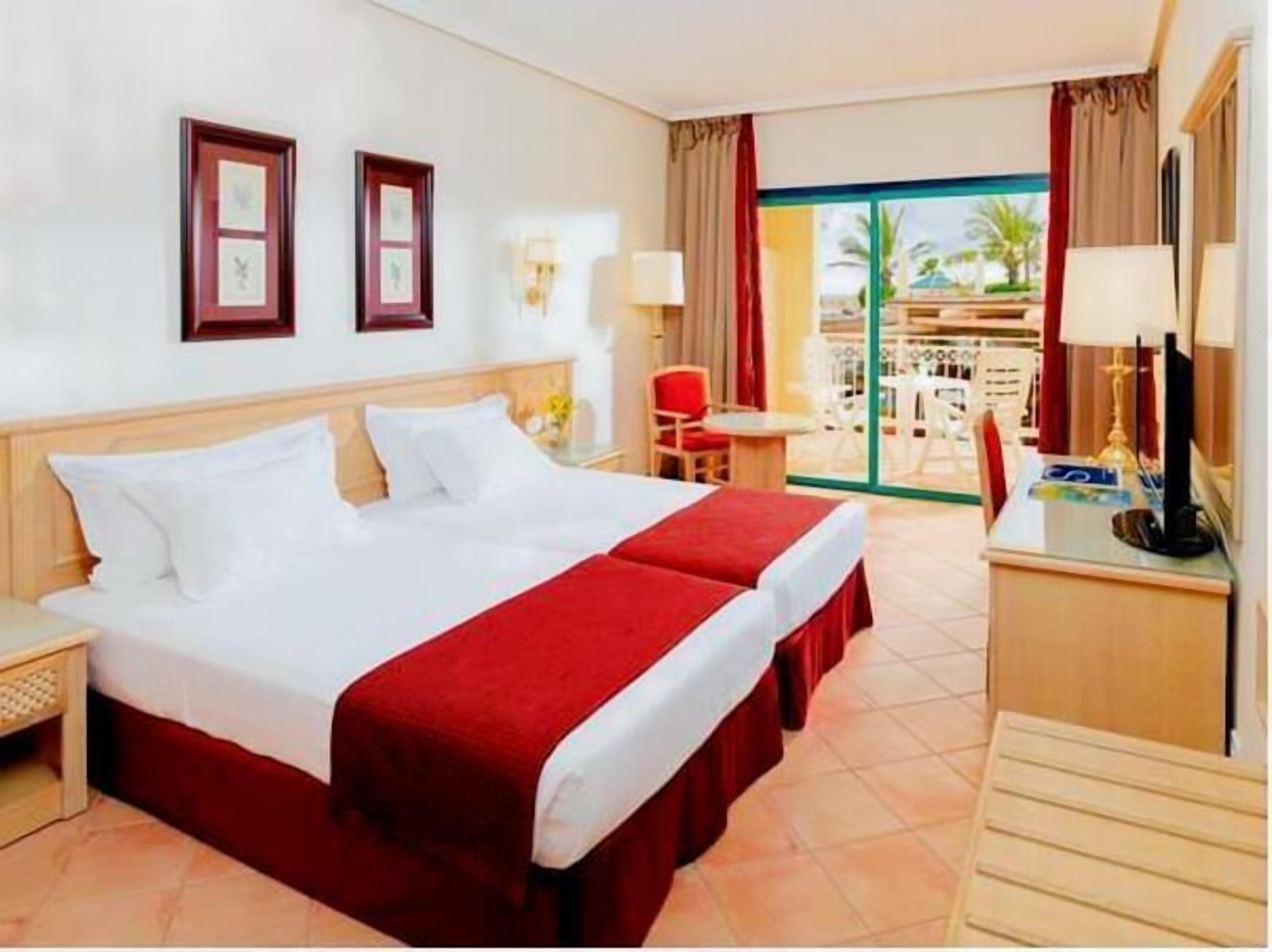 Escritorio, cortinas blackout, wifi gratis y ropa de cama 