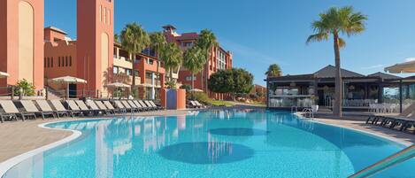 5 outdoor pools, pool umbrellas, sun loungers