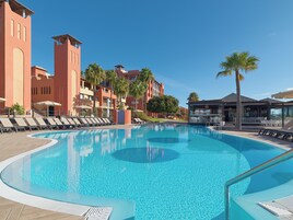 5 outdoor pools, pool umbrellas, sun loungers