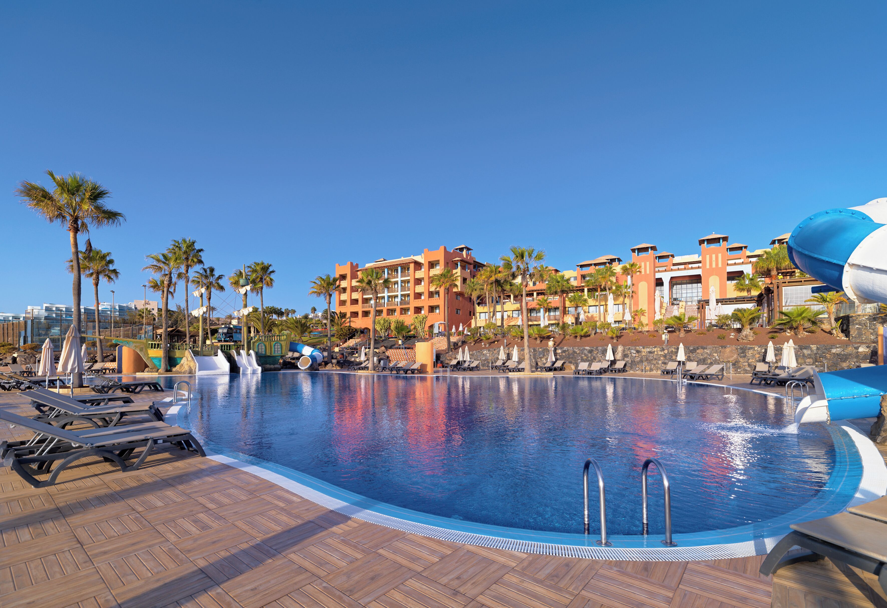 5 outdoor pools, pool umbrellas, pool loungers