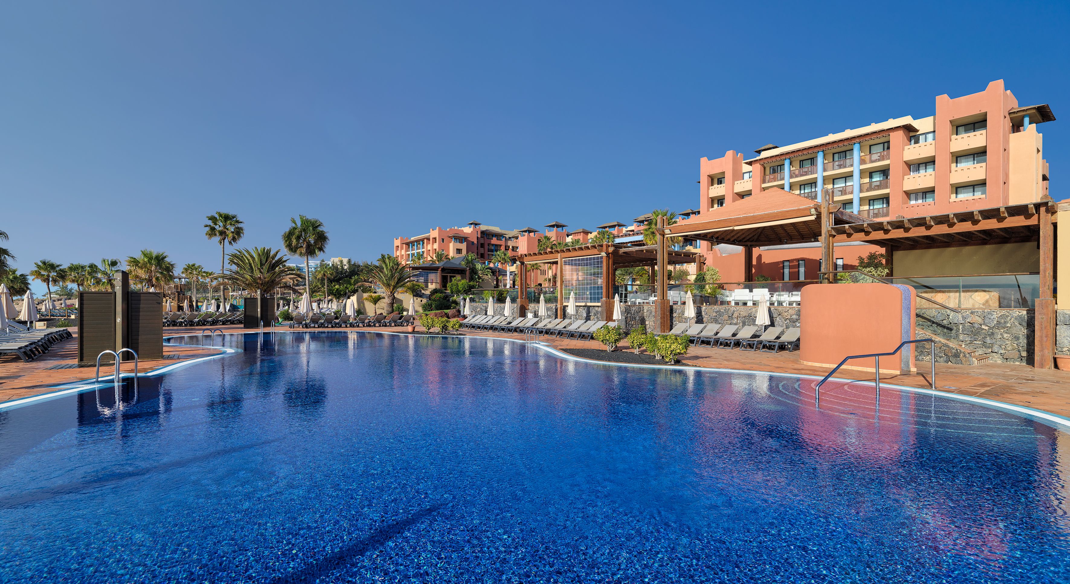 5 udendørs pools, parasoller, liggestole