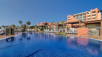 5 piscines extérieures, parasols de plage, chaises longues