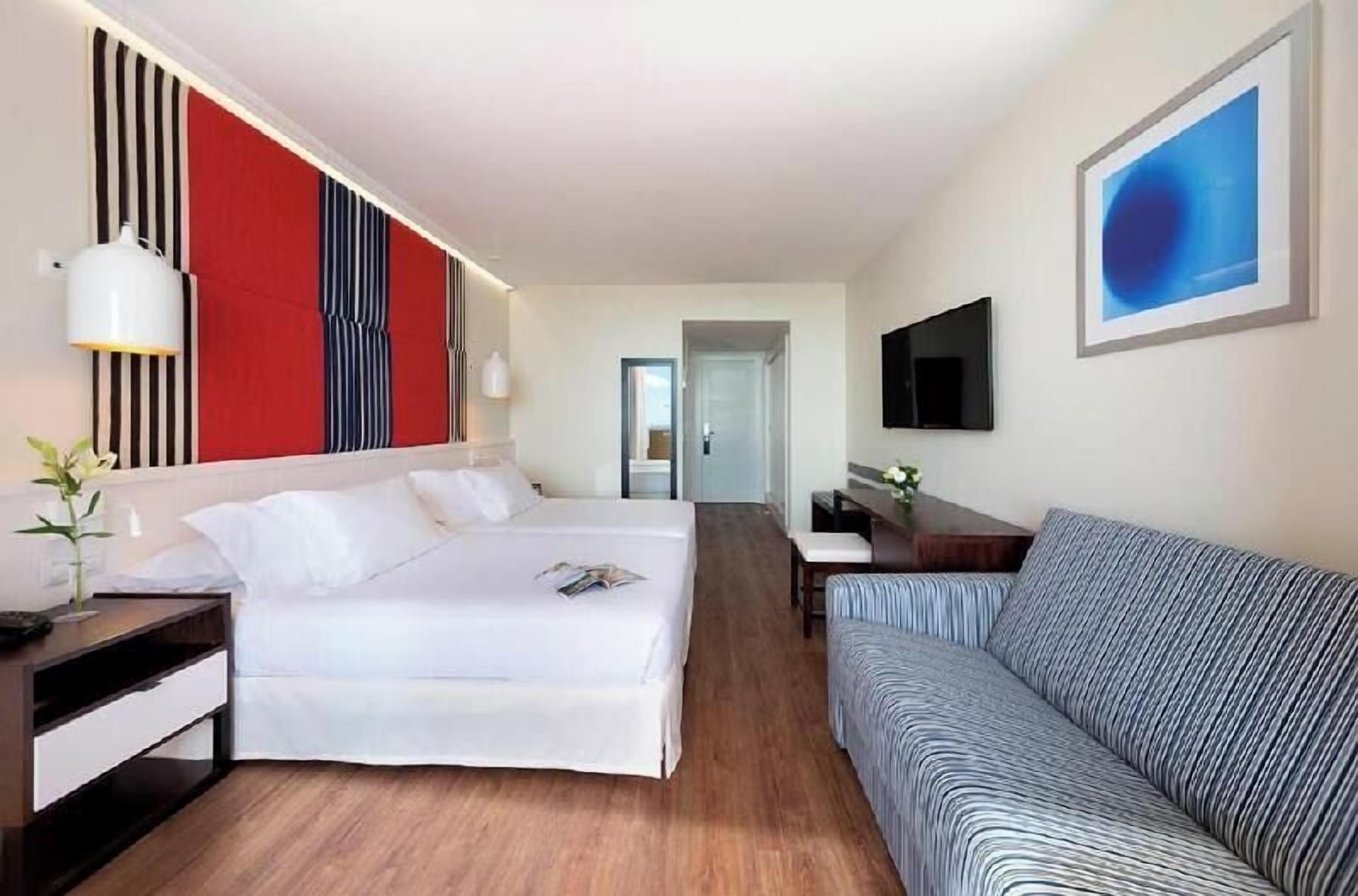 Escritorio, cortinas opacas, wifi gratis y ropa de cama