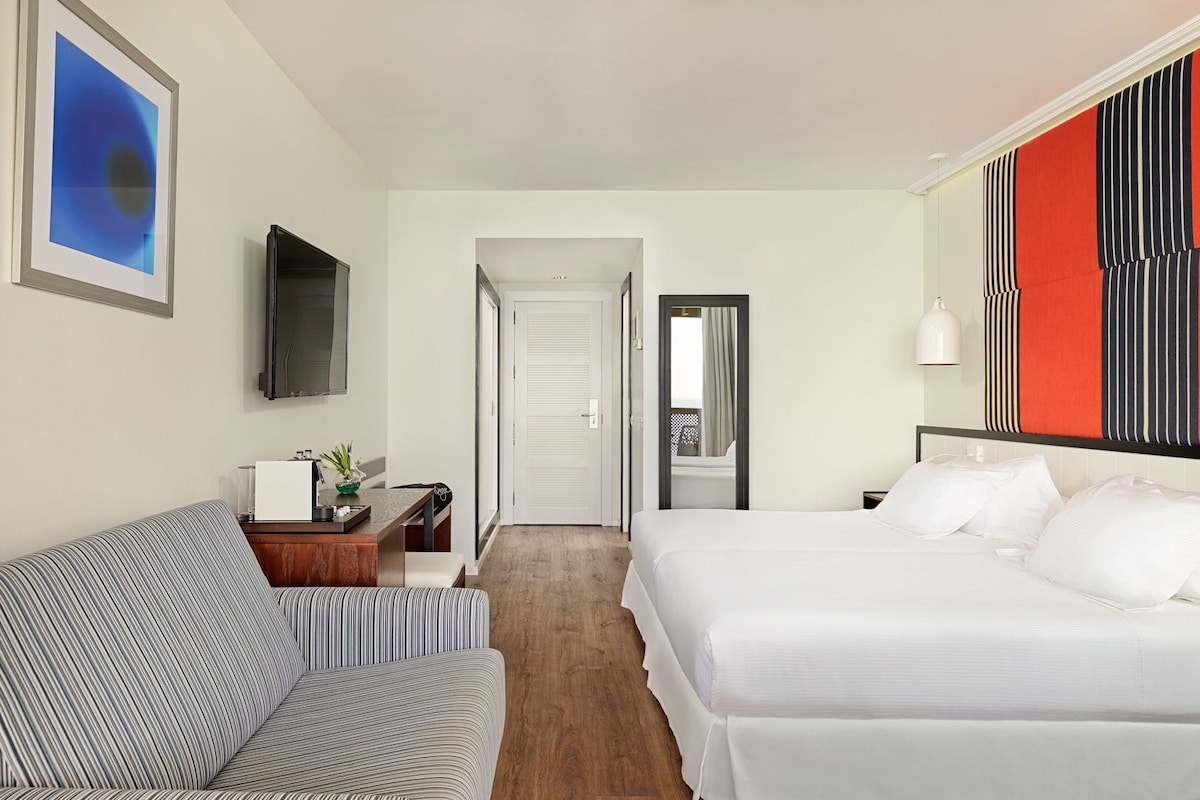 Escritorio, cortinas blackout, wifi gratis y ropa de cama 