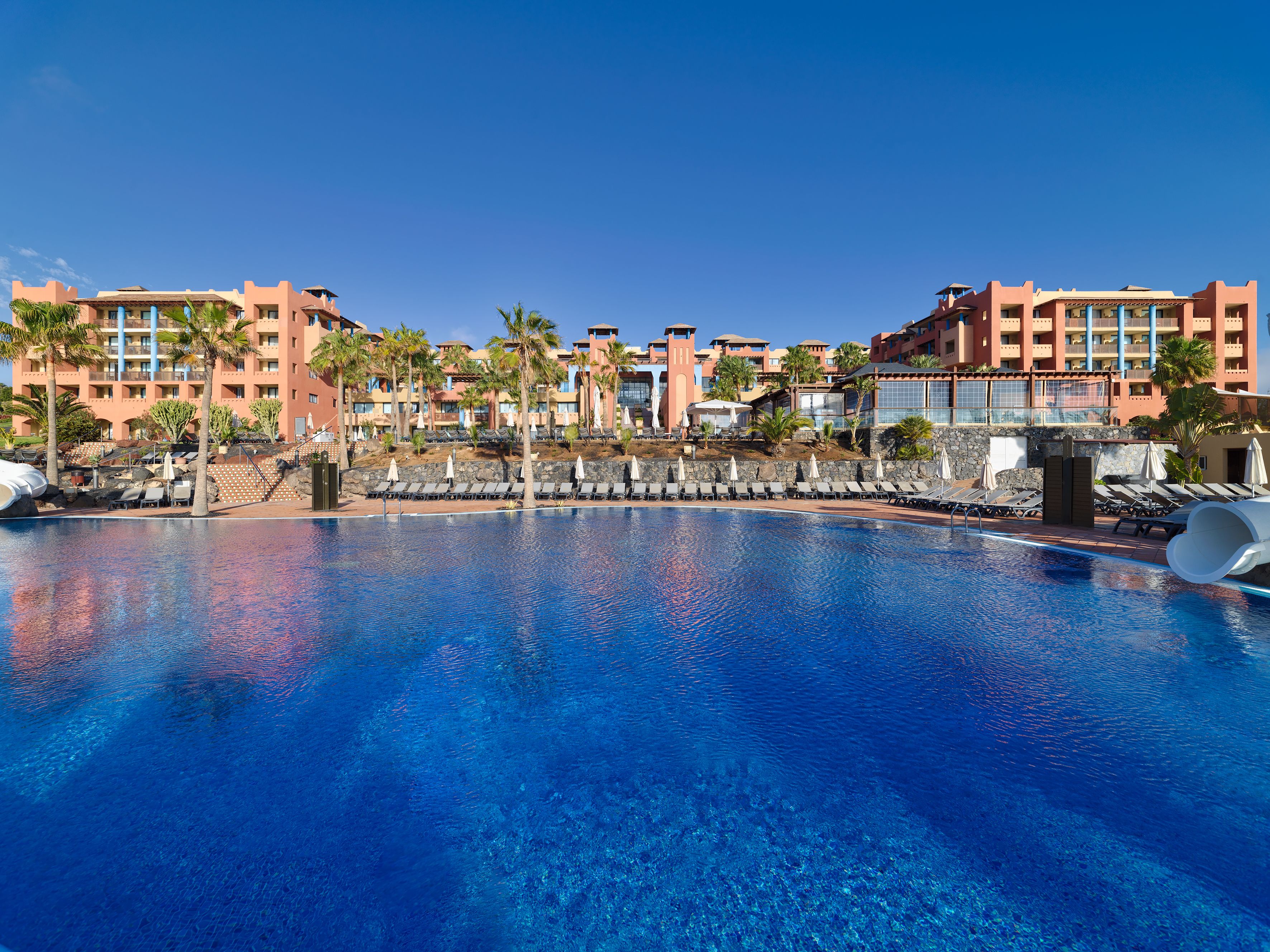 5 piscines extérieures, parasols de plage, chaises longues