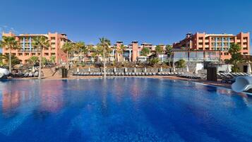 5 piscines a l'aire lliure, para-sols i gandules