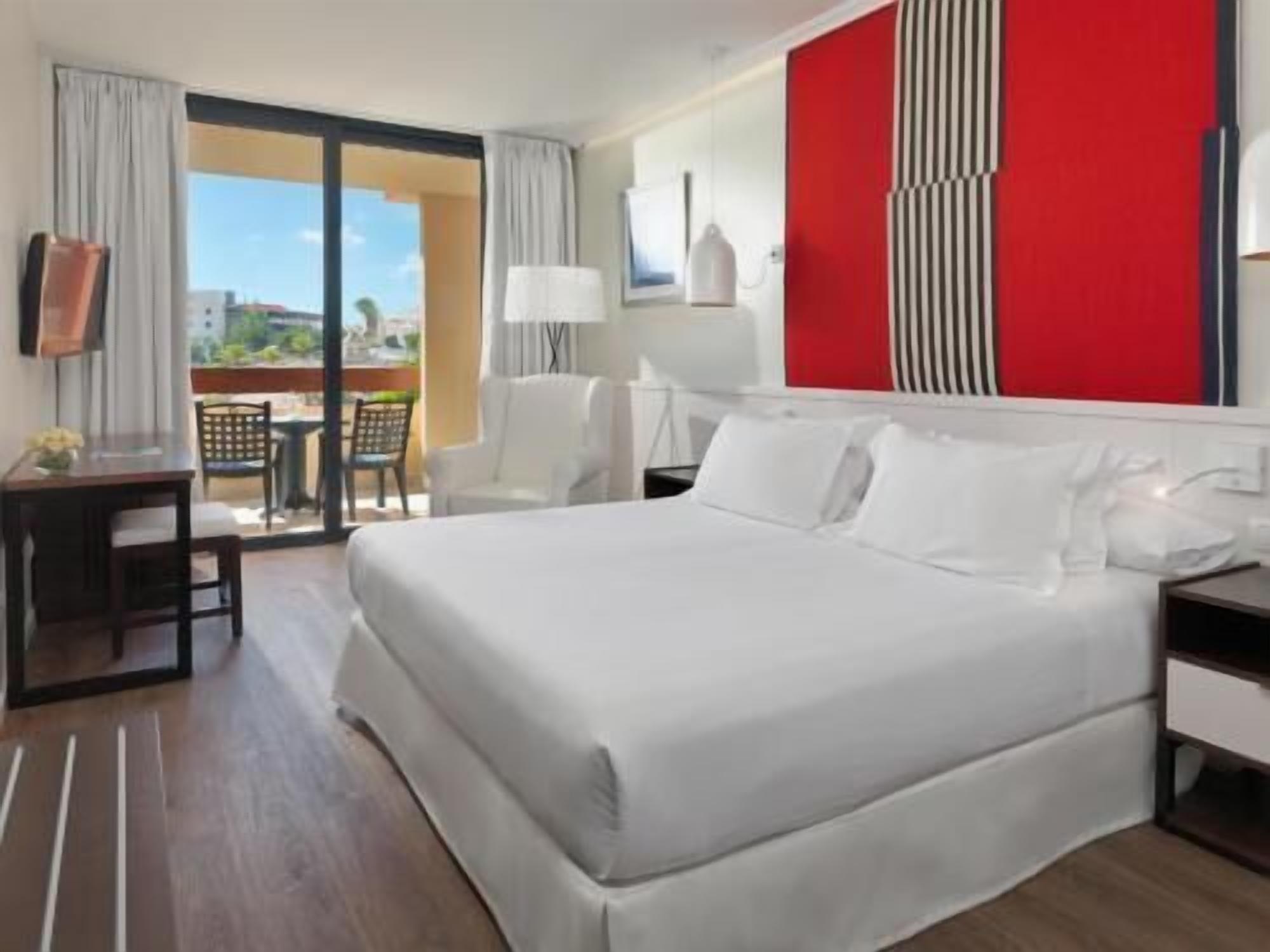 Escritorio, cortinas blackout, wifi gratis y ropa de cama 