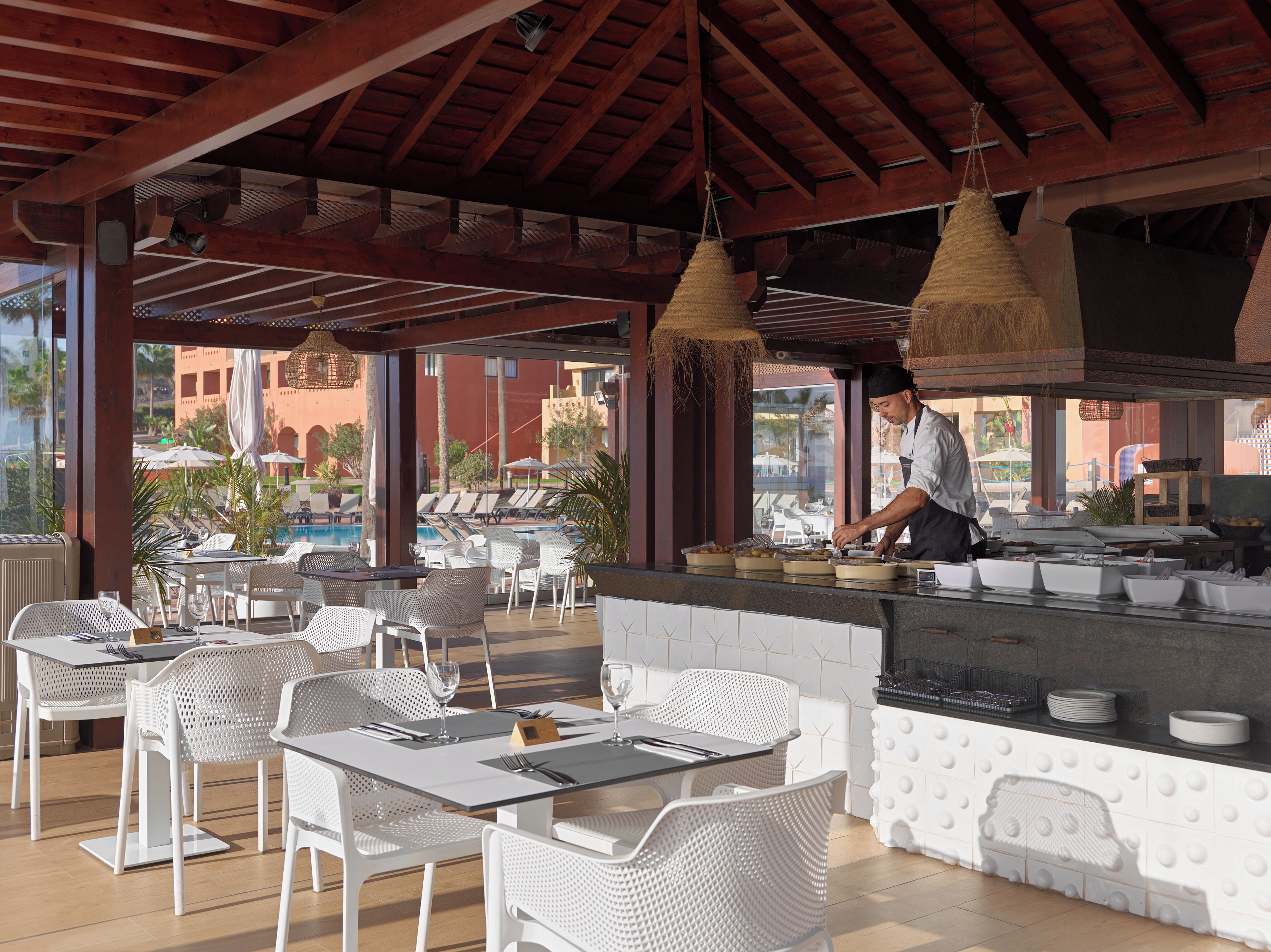 Quầy bar bên hồ bơi