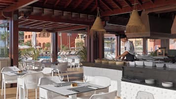 Quầy bar bên hồ bơi