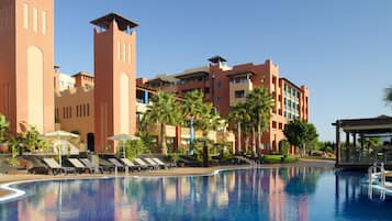 5 piscines extérieures, parasols de plage, chaises longues