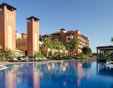 5 outdoor pools, pool umbrellas, sun loungers