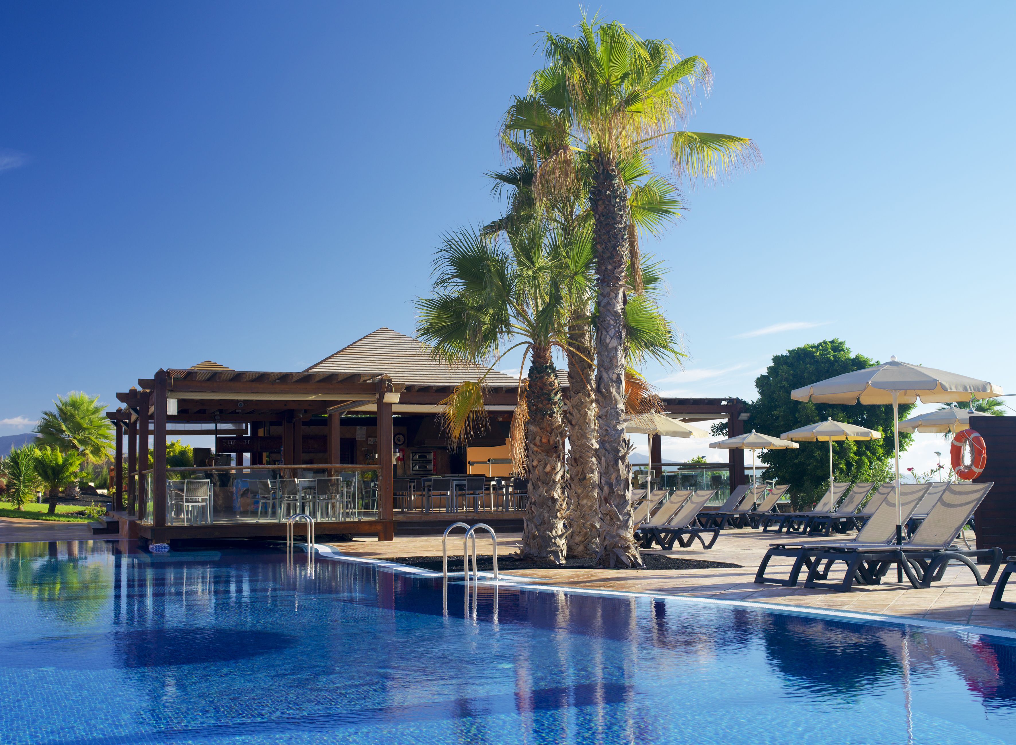 2 restaurants, spécialités Cuisine locale et internationale