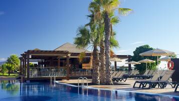 Hi ha 2 restaurants amb plats de cuina local i internacional