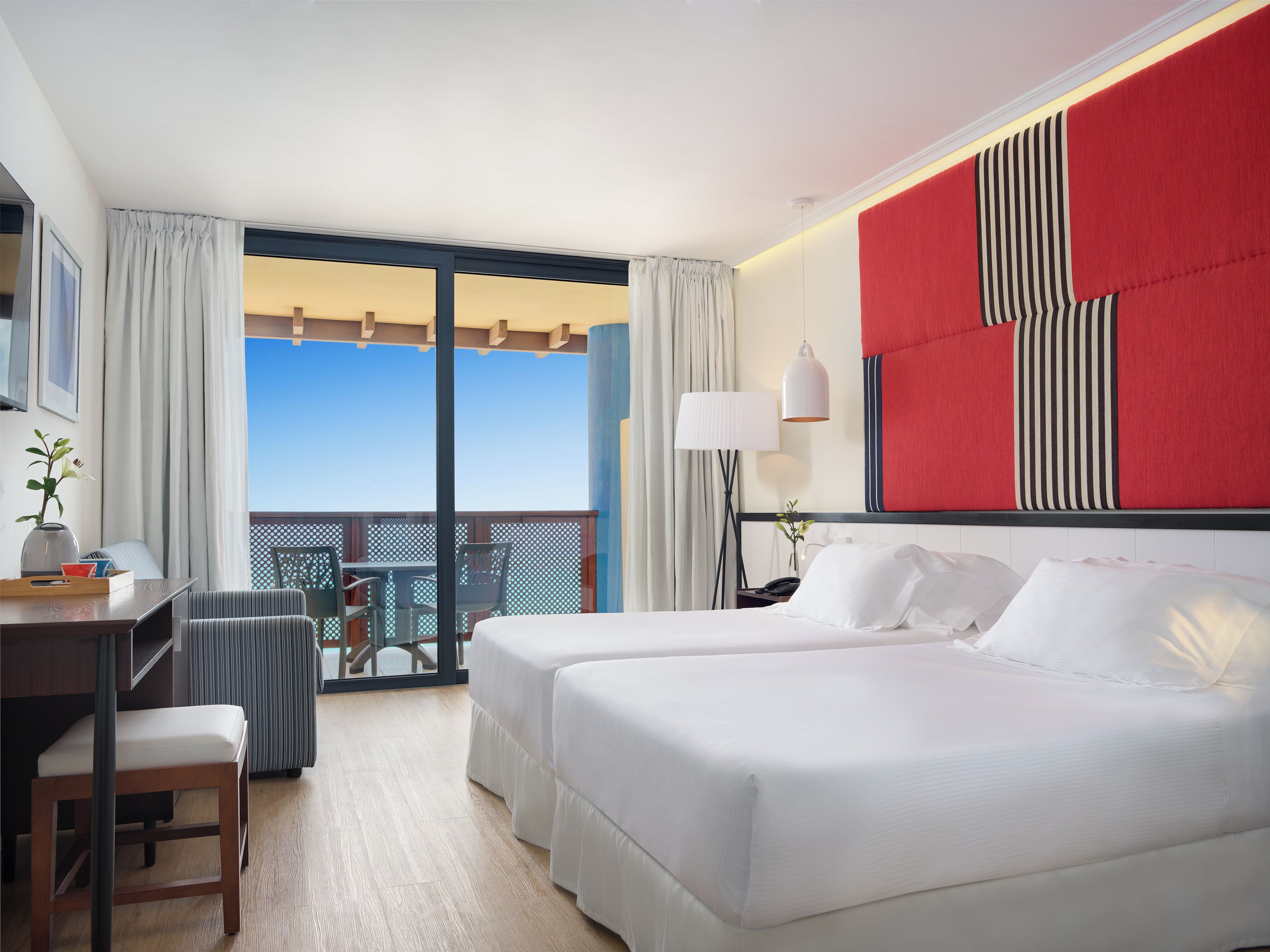 Een bureau, verduisterende gordijnen, gratis wifi, beddengoed