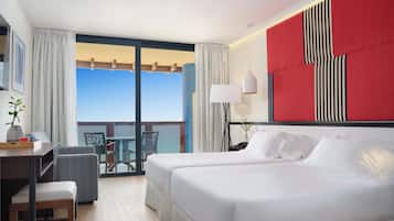 Een bureau, verduisterende gordijnen, gratis wifi, beddengoed