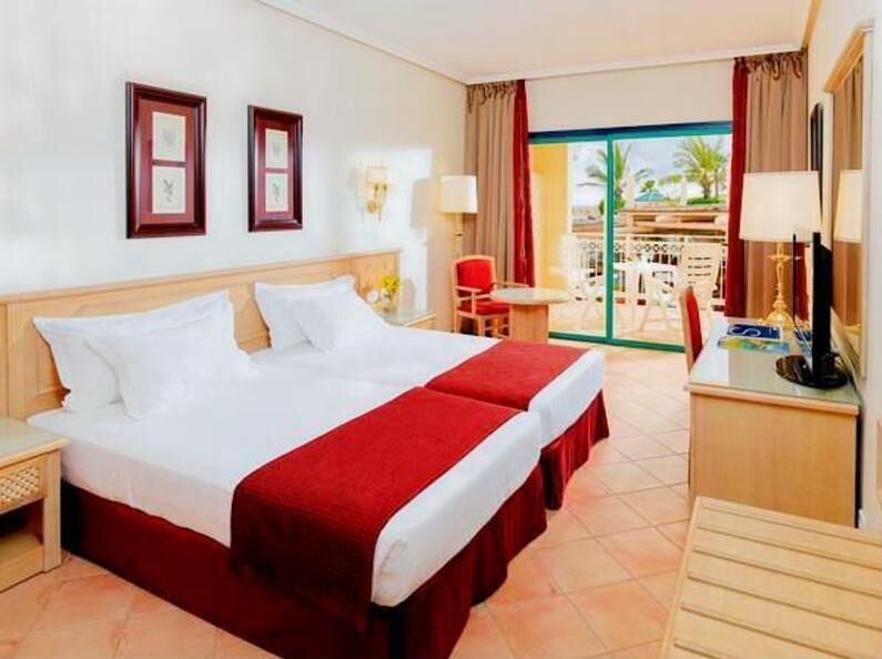 Escritorio, cortinas blackout, wifi gratis y ropa de cama 